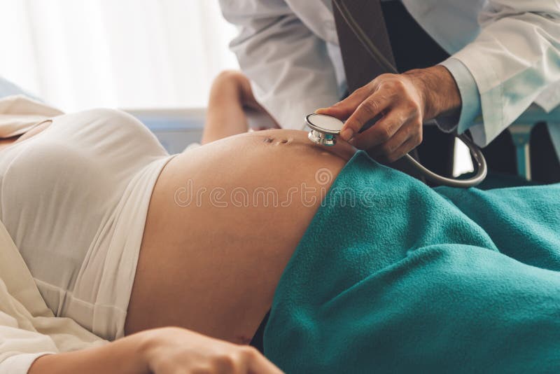 Ο γιατρός χρησιμοποιεί ένα ιατρικό στηθοσκόπιο για να ακούσει τον ήχο στοκ εικόνα Ο γιατρός χρησιμοποιεί ένα ιατρικό στηθοσκόπιο για να ακούσει τον ήχο στοκ εικόνα
