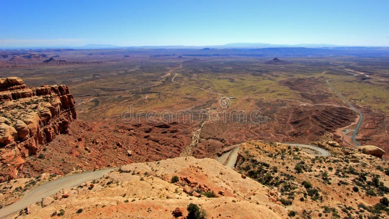 Ο δρόμος Dugway Moki οδηγεί από την κοιλάδα των Θεών στο σημείο Muley που αγνοεί την κοιλάδα μνημείων, μεξικάνικο καπέλο και στοκ φωτογραφίες με δικαίωμα ελεύθερης χρήσης