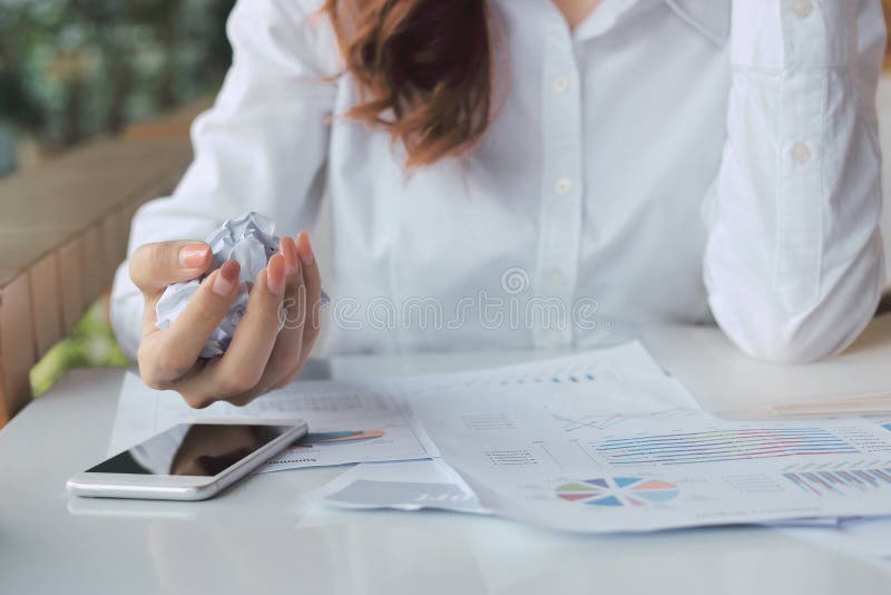 Ο εκλεκτής ποιότητας τόνος εικόνας των χεριών της εκμετάλλευσης επιχειρηματιών τσαλάκωσε το έγγραφο για το γραφείο στην αρχή Ματα στοκ φωτογραφίες με δικαίωμα ελεύθερης χρήσης Ο εκλεκτής ποιότητας τόνος εικόνας των χεριών της εκμετάλλευσης επιχειρηματιών τσαλάκωσε το έγγραφο για το γραφείο στην αρχή Ματα στοκ φωτογραφίες με δικαίωμα ελεύθερης χρήσης