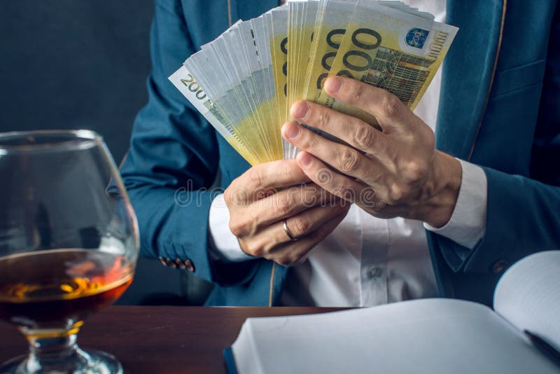 Ο επιχειρηματίας ατόμων στο κοστούμι βάζει τα χρήματα στην τσέπη του Μια δωροδοκία υπό μορφή ευρο- λογαριασμών Έννοια της δωροδοκ στοκ εικόνες Ο επιχειρηματίας ατόμων στο κοστούμι βάζει τα χρήματα στην τσέπη του Μια δωροδοκία υπό μορφή ευρο- λογαριασμών Έννοια της δωροδοκ στοκ εικόνες