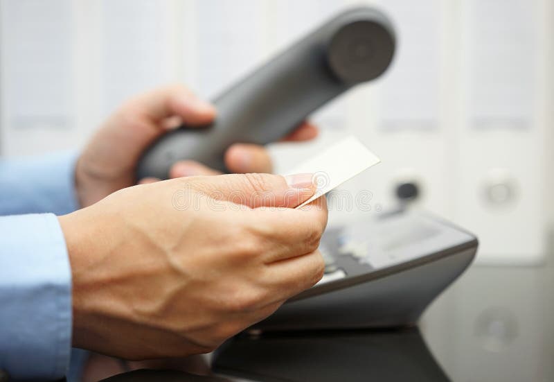 Ο επιχειρηματίας κοιτάζει στη επαγγελματική κάρτα στοκ εικόνα με δικαίωμα ελεύθερης χρήσης