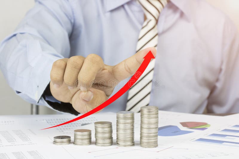 Ο επιχειρηματίας παρουσιάζει πυγμή σε ορισμένο και την επιτυχία στην επιχείρηση στον πίνακα με τα χρήματα, το έγγραφο εργασίας κα στοκ εικόνες