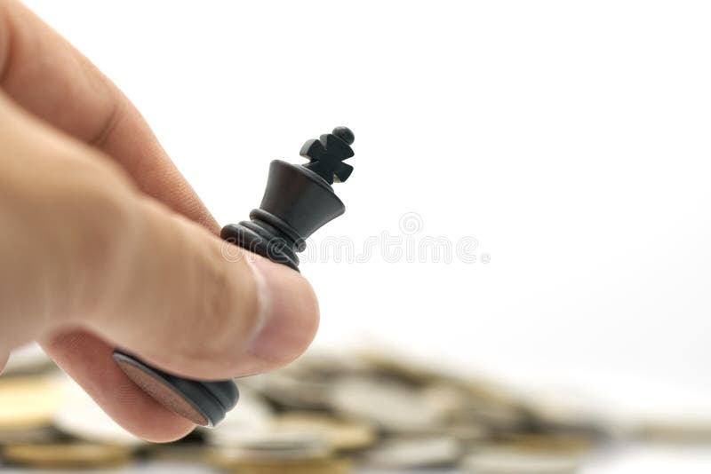 Ο επιχειρηματίας που κρατά ένα σκάκι βασιλιάδων τοποθετείται σε έναν σωρό των νομισμάτων χρησιμοποίηση ως επιχειρησιακή έννοια υπ στοκ εικόνα με δικαίωμα ελεύθερης χρήσης Ο επιχειρηματίας που κρατά ένα σκάκι βασιλιάδων τοποθετείται σε έναν σωρό των νομισμάτων χρησιμοποίηση ως επιχειρησιακή έννοια υπ στοκ εικόνα με δικαίωμα ελεύθερης χρήσης
