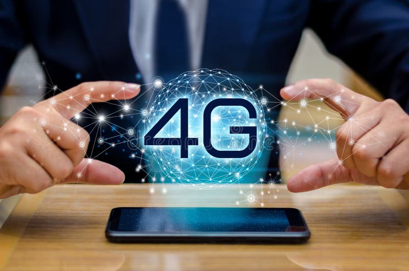 Ο επιχειρηματίας τηλεφωνικής 4g γης συνδέουν το παγκόσμιο χέρι σερβιτόρων κρατώντας μια κενή ψηφιακή ταμπλέτα με έξυπνο και 4G η στοκ φωτογραφία με δικαίωμα ελεύθερης χρήσης Ο επιχειρηματίας τηλεφωνικής 4g γης συνδέουν το παγκόσμιο χέρι σερβιτόρων κρατώντας μια κενή ψηφιακή ταμπλέτα με έξυπνο και 4G η στοκ φωτογραφία με δικαίωμα ελεύθερης χρήσης