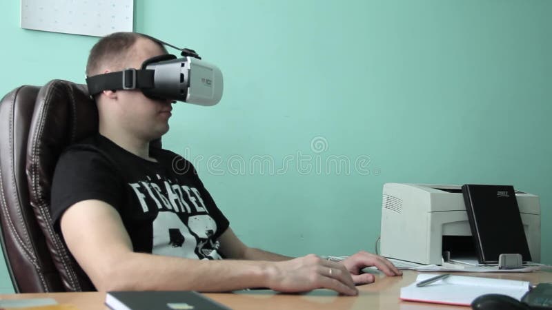 Ο επιχειρηματίας χρησιμοποιεί vr τα γυαλιά για να εργαστεί στο γραφείο απόθεμα βίντεο