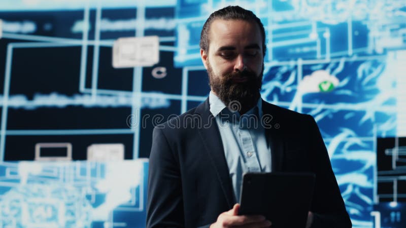 Ο επιχειρηματίας χρησιμοποιεί φορητό υπολογιστή για την ανασκόπηση του εγκεφαλικού συστήματος τεχνητής νοημοσύνης απόθεμα βίντεο
