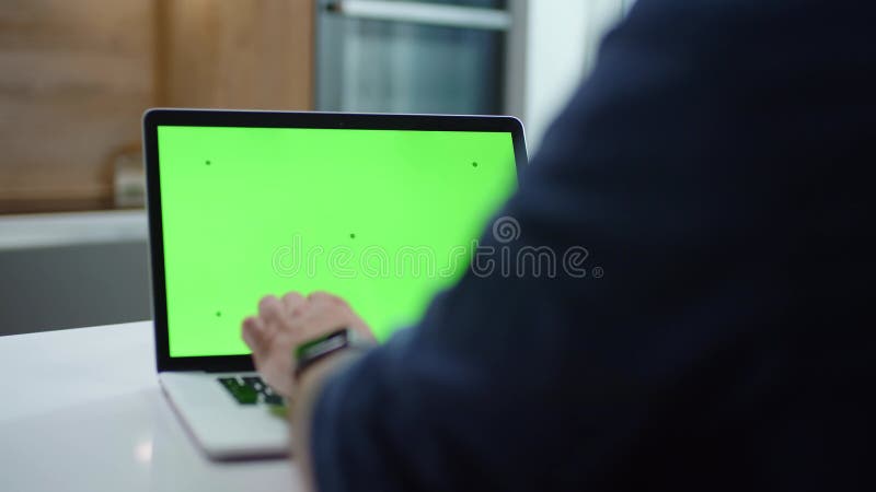 ο εργαζόμενος γράφει email από έναν φορητό υπολογιστή που εργάζεται στο σπίτι. vfx πράσινης οθόνης.