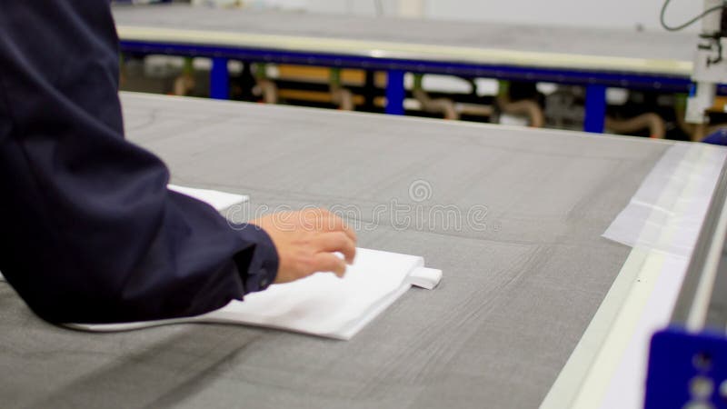 ο εργαζόμενος διπλώνει λευκά μέρη υφάσματος για ιατρικά ενδύματα απόθεμα βίντεο