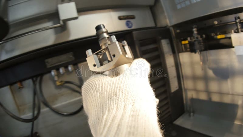 Ο εργαζόμενος παίρνει τα σύνολα λεπτομέρειας στην αυτόματη κινηματογράφηση σε πρώτο πλάνο μηχανών απόθεμα βίντεο