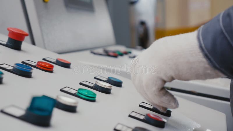 Ο εργαζόμενος πιέζει κουμπιά στον πίνακα ελέγχου κατά το κλείσιμο της εγκατάστασης απόθεμα βίντεο
