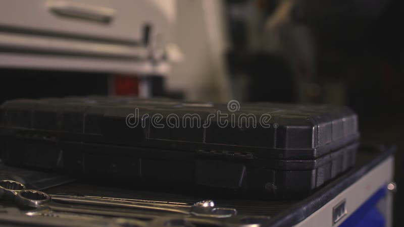 ο εργαζόμενος τοποθετεί εργαλειοθήκη στο τραπέζι με κλειδιά στο εργαστήριο φιλμ μικρού μήκους
