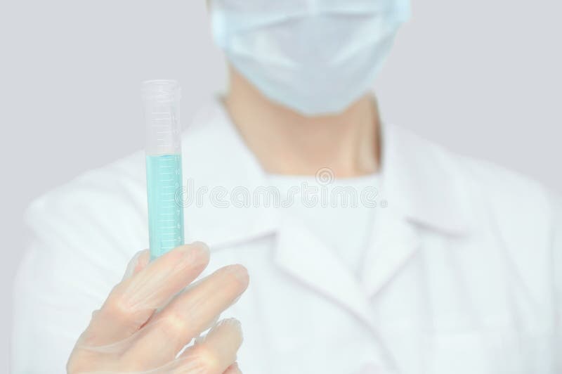 Ο εργαστηριακός βοηθός κρατά έναν σωλήνα δοκιμής με το υγρό στο χέρι του στοκ φωτογραφία με δικαίωμα ελεύθερης χρήσης Ο εργαστηριακός βοηθός κρατά έναν σωλήνα δοκιμής με το υγρό στο χέρι του στοκ φωτογραφία με δικαίωμα ελεύθερης χρήσης