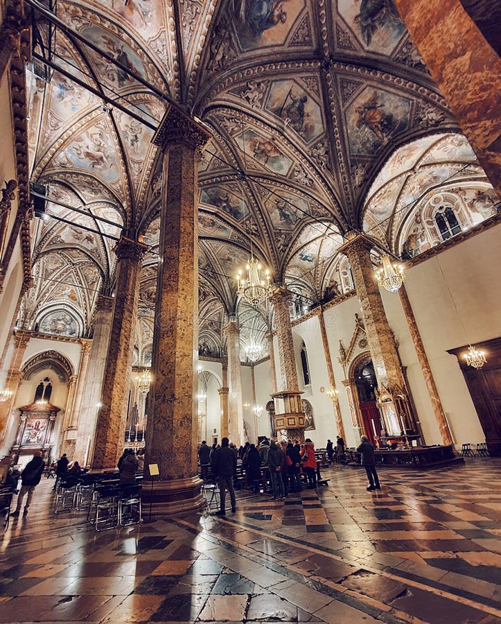 ο εσωτερικός σχεδιασμός του duomo di perugia είναι ένας από τους ωραιότερους καθεδρικούς ναούς στην ιταλία στοκ φωτογραφία με δικαίωμα ελεύθερης χρήσης
