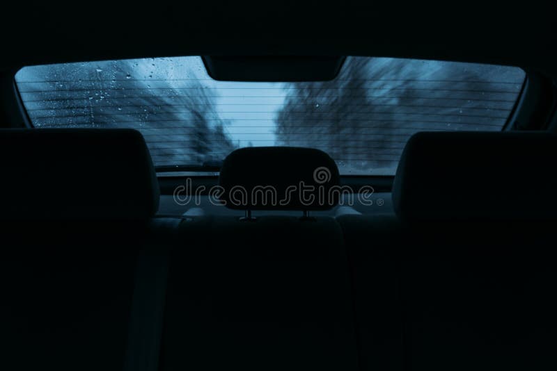 Οδηγώντας ένα αυτοκίνητο κατά την άποψη το οπίσθιο παράθυρο