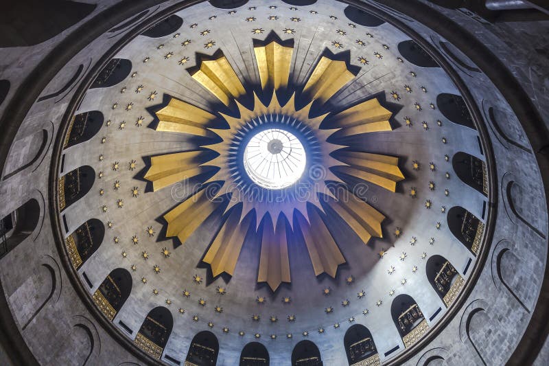 Ο θόλος Rotunda ακριβώς επάνω από το Edicule στην εκκλησία του ιερού τάφου στην παλαιά πόλη της Ιερουσαλήμ στοκ φωτογραφίες με δικαίωμα ελεύθερης χρήσης Ο θόλος Rotunda ακριβώς επάνω από το Edicule στην εκκλησία του ιερού τάφου στην παλαιά πόλη της Ιερουσαλήμ στοκ φωτογραφίες με δικαίωμα ελεύθερης χρήσης