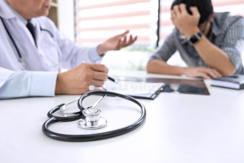 Ο καθηγητής Doctor που έχει την υποστήριξη και που ανακουφίζει μέσα συστήνει με στοκ φωτογραφία με δικαίωμα ελεύθερης χρήσης Ο καθηγητής Doctor που έχει την υποστήριξη και που ανακουφίζει μέσα συστήνει με στοκ φωτογραφία με δικαίωμα ελεύθερης χρήσης