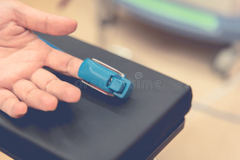 Ο καρδιακός μετρητής ποσοστού σφυγμού δάχτυλων για την καρδιά ελέγχου κτύπησε και παραγωγή που ελέγχει Ιατρική και έννοια υγειονο στοκ φωτογραφίες με δικαίωμα ελεύθερης χρήσης Ο καρδιακός μετρητής ποσοστού σφυγμού δάχτυλων για την καρδιά ελέγχου κτύπησε και παραγωγή που ελέγχει Ιατρική και έννοια υγειονο στοκ φωτογραφίες με δικαίωμα ελεύθερης χρήσης