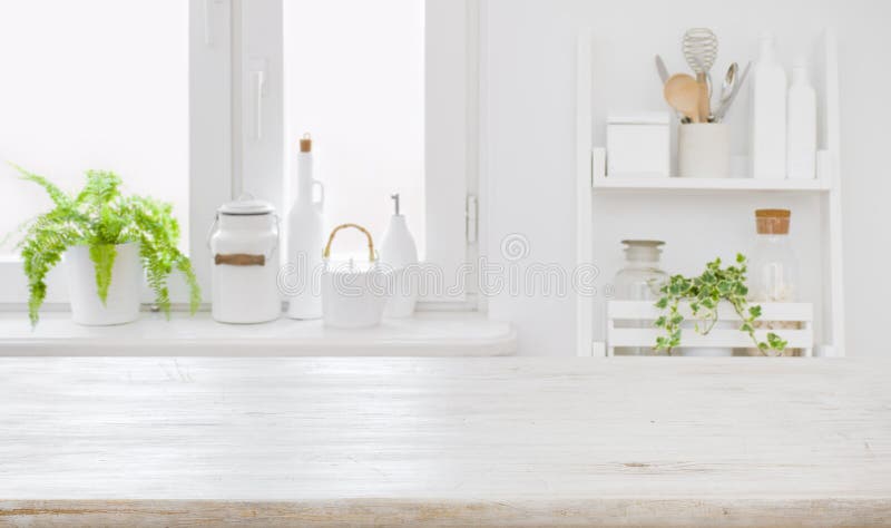 Ο κενός επιτραπέζιος πίνακας και η σύγχρονη έννοια υποβάθρου τοίχων κουζινών