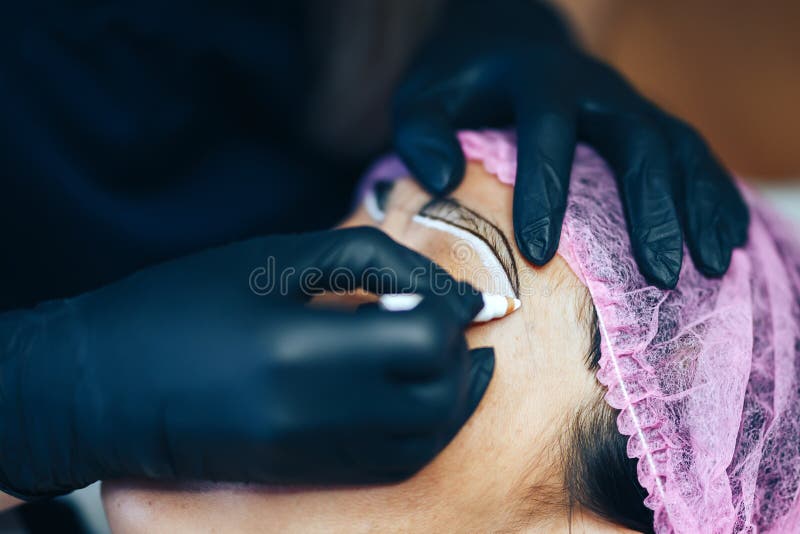 Ο κύριος προετοιμάζεται για Microblading, φρύδια micropigmentation γυναίκα drow στο άσ στοκ φωτογραφίες με δικαίωμα ελεύθερης χρήσης Ο κύριος προετοιμάζεται για Microblading, φρύδια micropigmentation γυναίκα drow στο άσ στοκ φωτογραφίες με δικαίωμα ελεύθερης χρήσης