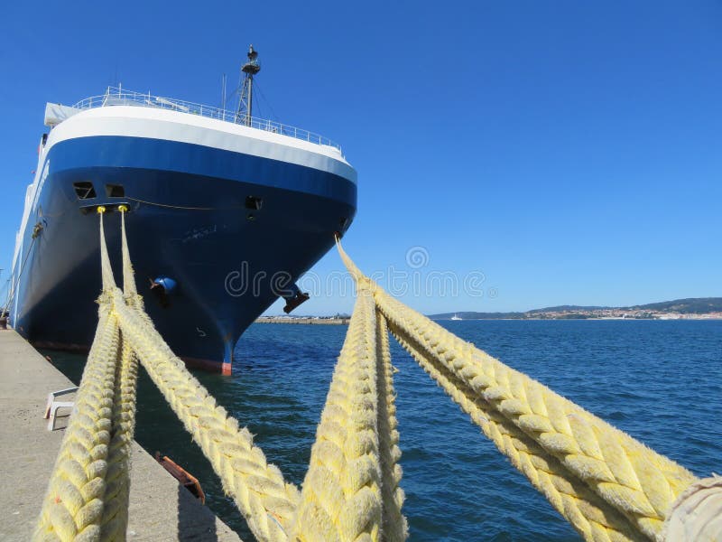 Ο λιμένας πρόσδεσης πού είναι η σταθμευμένη βάρκα ανεφοδιάζει σε καύσιμα και επισκευάζει στοκ εικόνα Ο λιμένας πρόσδεσης πού είναι η σταθμευμένη βάρκα ανεφοδιάζει σε καύσιμα και επισκευάζει στοκ εικόνα