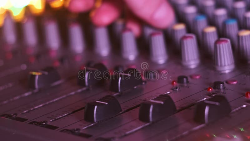 ο μηχανικός ήχου μετακινείται προς τα πάνω και προς τα κάτω στο μείκτη ήχου με το επόμενο φως απόθεμα βίντεο