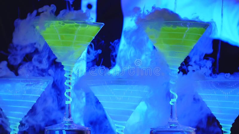 Ο μπάρμαν παρουσιάζει Bartender χύνει τα οινοπνευματώδη κοκτέιλ κλείστε επάνω στοκ εικόνες Ο μπάρμαν παρουσιάζει Bartender χύνει τα οινοπνευματώδη κοκτέιλ κλείστε επάνω στοκ εικόνες