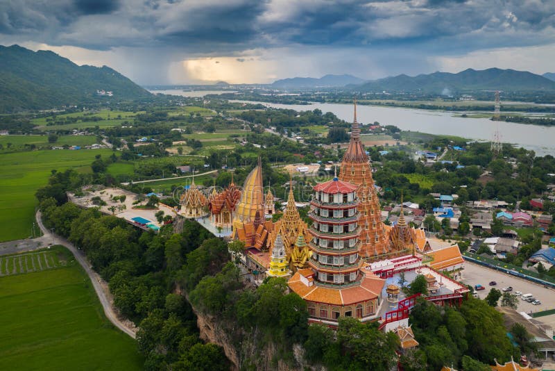 Ο ναός Wat Tham Sua σπηλιών τιγρών σε Kanchanaburi, Ταϊλάνδη είναι μια όμορφη ημέρα, έτσι είναι πολύ δημοφιλής με τους τουρίστες στοκ εικόνα με δικαίωμα ελεύθερης χρήσης Ο ναός Wat Tham Sua σπηλιών τιγρών σε Kanchanaburi, Ταϊλάνδη είναι μια όμορφη ημέρα, έτσι είναι πολύ δημοφιλής με τους τουρίστες στοκ εικόνα με δικαίωμα ελεύθερης χρήσης