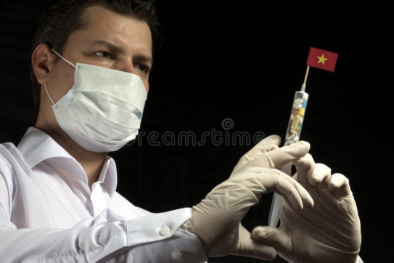 Ο νεαρός άνδρας ως γιατρός δίνει μια ιατρική έγχυση στο βιετναμέζικο ΛΦ στοκ φωτογραφία