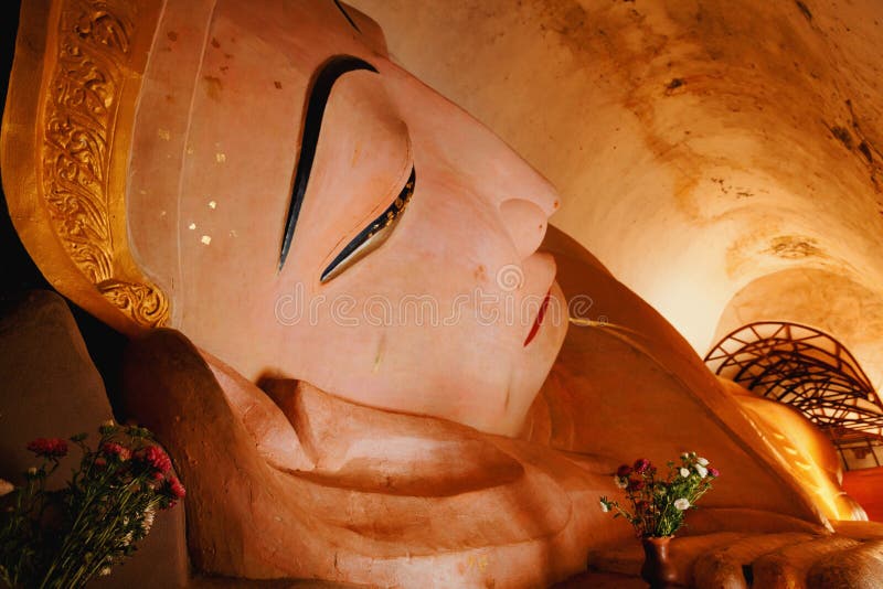 Ο ξαπλώνοντας Βούδας στην παγόδα Manuha, Bagan, το Μιανμάρ στοκ φωτογραφίες