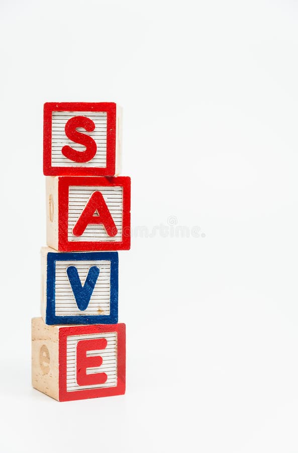 Ο ξύλινος φραγμός λέξης SAVE τακτοποιεί στο κάθετο ύφος στο άσπρο υπόβαθρο και την εκλεκτική εστίαση στοκ φωτογραφία με δικαίωμα ελεύθερης χρήσης