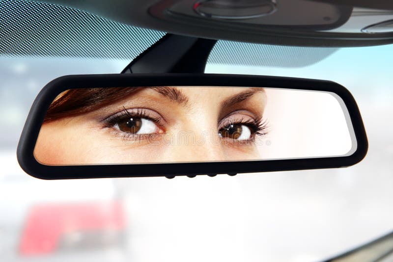 Ο οδηγός κοιτάζει στον οπισθοσκόπο καθρέφτη