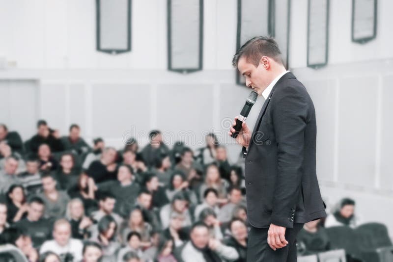 Ο ομιλητής απαντά σε ερωτήσεις δημοσιογράφων κατά τη διάρκεια της ενημέρωσης στοκ εικόνα με δικαίωμα ελεύθερης χρήσης Ο ομιλητής απαντά σε ερωτήσεις δημοσιογράφων κατά τη διάρκεια της ενημέρωσης στοκ εικόνα με δικαίωμα ελεύθερης χρήσης