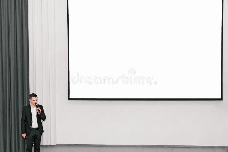 Ο ομιλητής πραγματοποιεί ένα σεμινάριο για τους νέους επιχειρηματίες στοκ εικόνα Ο ομιλητής πραγματοποιεί ένα σεμινάριο για τους νέους επιχειρηματίες στοκ εικόνα