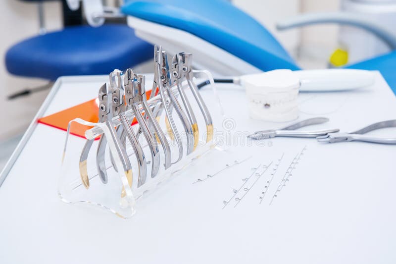 Οδοντικό σύνολο Orthodontist σφιγκτηρών και πενσών και άλλων εργαλείων στην επιτραπέζια επιφάνεια εργασίας στοκ εικόνες Οδοντικό σύνολο Orthodontist σφιγκτηρών και πενσών και άλλων εργαλείων στην επιτραπέζια επιφάνεια εργασίας στοκ εικόνες