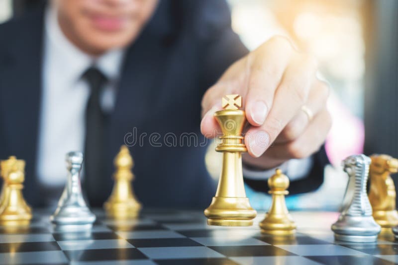 Ο παίζοντας αριθμός σκακιού επιχειρηματιών παίρνει ένα ματ ένας άλλος βασιλιάς με την ομάδα, η στρατηγική ή η διαχείριση κερδίζου στοκ εικόνα με δικαίωμα ελεύθερης χρήσης Ο παίζοντας αριθμός σκακιού επιχειρηματιών παίρνει ένα ματ ένας άλλος βασιλιάς με την ομάδα, η στρατηγική ή η διαχείριση κερδίζου στοκ εικόνα με δικαίωμα ελεύθερης χρήσης