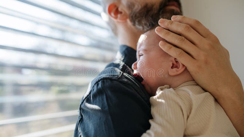 Ο πατέρας παρηγορεί τον μικρό γιο του που κλαίει. στοκ εικόνες