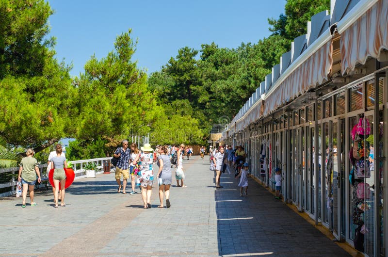 Ο περίπατος στην πόλη παραλιών στοκ εικόνα Ο περίπατος στην πόλη παραλιών στοκ εικόνα