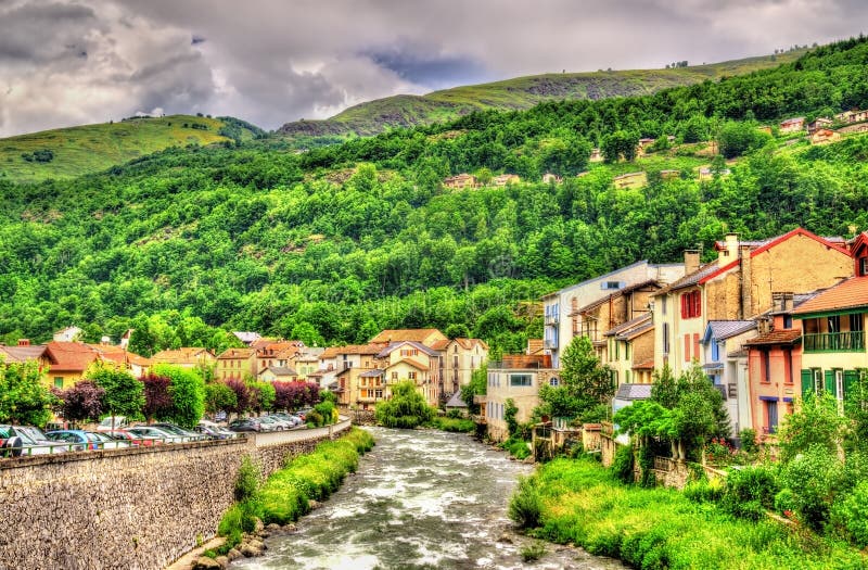 Ο ποταμός Ariege σε τσεκούρι-les-Thermes - τη Γαλλία στοκ εικόνα