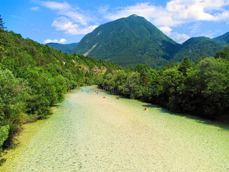 Ο ποταμός Soca κοντά σε Bovec είναι ένας δημοφιλής προορισμός για και στοκ εικόνες Ο ποταμός Soca κοντά σε Bovec είναι ένας δημοφιλής προορισμός για και στοκ εικόνες