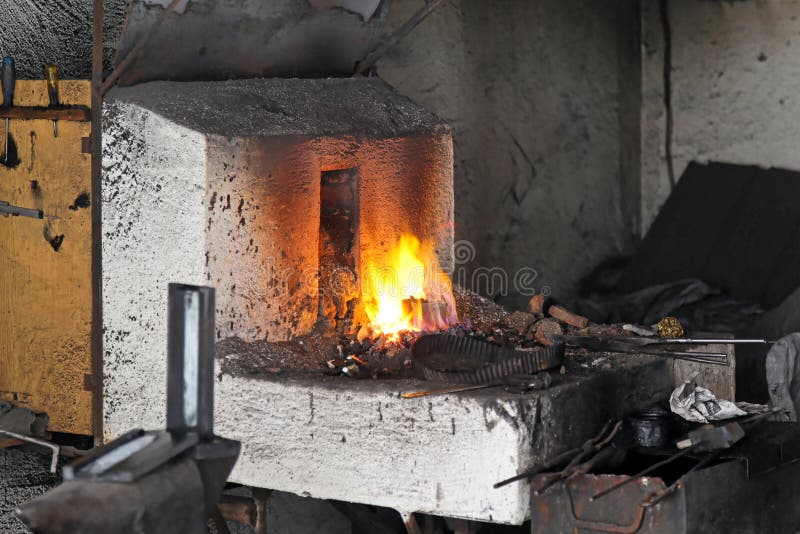 Ο σιδηρουργός σφυρηλατεί στοκ φωτογραφία με δικαίωμα ελεύθερης χρήσης
