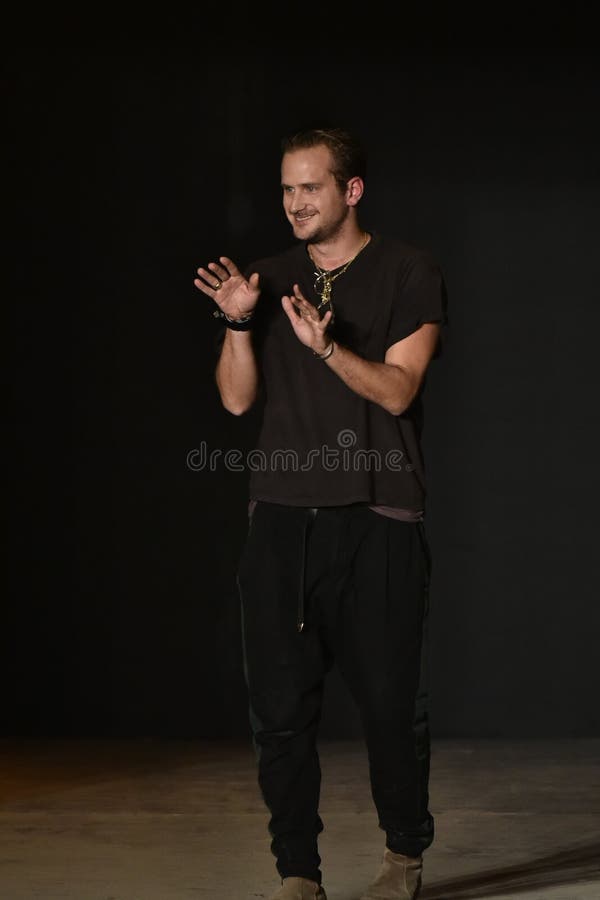 Ο σχεδιαστής Robert Geller περπατά το διάδρομο αφότου παρουσιάζει ο Robert Geller στοκ εικόνα με δικαίωμα ελεύθερης χρήσης Ο σχεδιαστής Robert Geller περπατά το διάδρομο αφότου παρουσιάζει ο Robert Geller στοκ εικόνα με δικαίωμα ελεύθερης χρήσης