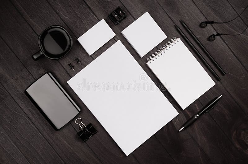 Ο σύγχρονος minimalistic χώρος εργασίας με τα κενά χαρτικά στο μαύρο ξύλινο πίνακα, τοπ άποψη, έκλινε στοκ εικόνα Ο σύγχρονος minimalistic χώρος εργασίας με τα κενά χαρτικά στο μαύρο ξύλινο πίνακα, τοπ άποψη, έκλινε στοκ εικόνα