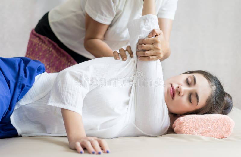 Ο ταϊλανδικός Massuer Spa θεράπων είναι μασάζ που τεντώνει έναν βραχίονα γυναικών στοκ εικόνες με δικαίωμα ελεύθερης χρήσης Ο ταϊλανδικός Massuer Spa θεράπων είναι μασάζ που τεντώνει έναν βραχίονα γυναικών στοκ εικόνες με δικαίωμα ελεύθερης χρήσης