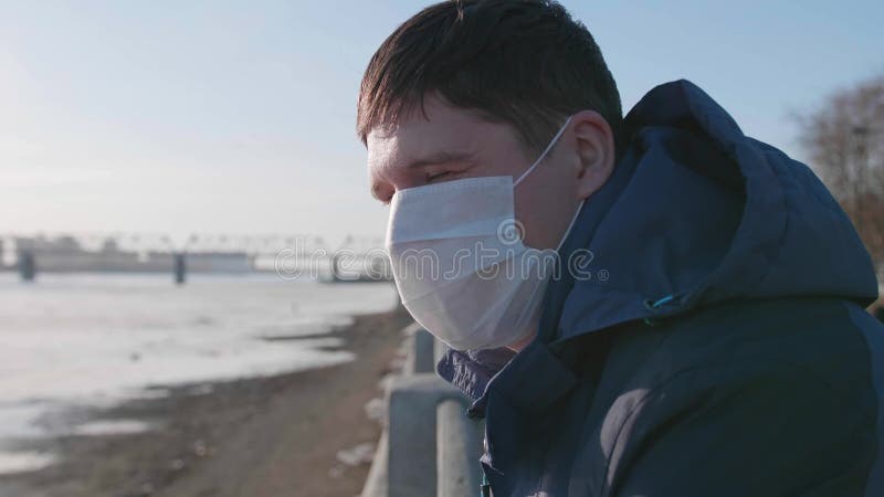 ο τύπος με προστατευτική μάσκα μένει στο μέτωπο. πρόληψη και προστασία της υγείας και της ασφάλειας ζωής.
