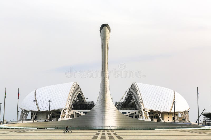 Ολυμπιακοί φανός και στάδιο Fisht, Sochi, Ρωσία στοκ φωτογραφία με δικαίωμα ελεύθερης χρήσης Ολυμπιακοί φανός και στάδιο Fisht, Sochi, Ρωσία στοκ φωτογραφία με δικαίωμα ελεύθερης χρήσης