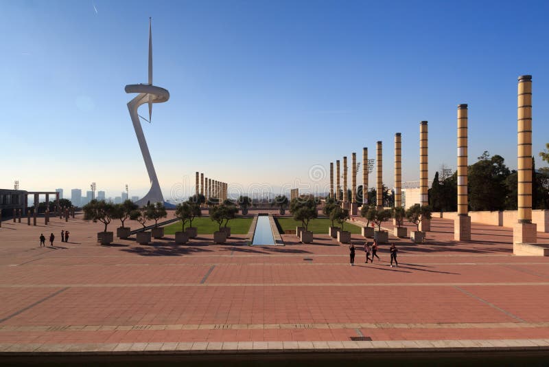 Ολυμπιακό πάρκο της Βαρκελώνης (Anella Olimpica) και πύργος επικοινωνιών Montjuic στοκ φωτογραφία με δικαίωμα ελεύθερης χρήσης Ολυμπιακό πάρκο της Βαρκελώνης (Anella Olimpica) και πύργος επικοινωνιών Montjuic στοκ φωτογραφία με δικαίωμα ελεύθερης χρήσης