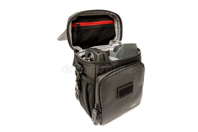 Ο υπέρ κηφήνας DJI Mavic, τηλεχειρισμός τοποθέτησε στη μύγα DJI περισσότερη τσάντα ώμων Combo: Λετονία 20.2017 ΙΑΝΟΥΑΡΙΟΥ Κινηματ στοκ εικόνες με δικαίωμα ελεύθερης χρήσης Ο υπέρ κηφήνας DJI Mavic, τηλεχειρισμός τοποθέτησε στη μύγα DJI περισσότερη τσάντα ώμων Combo: Λετονία 20.2017 ΙΑΝΟΥΑΡΙΟΥ Κινηματ στοκ εικόνες με δικαίωμα ελεύθερης χρήσης