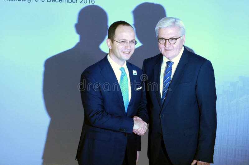 Ο Υπουργός ο Δρ Frank-Walter Steinmeier καλωσορίζει Ditmir Bushati στοκ φωτογραφία με δικαίωμα ελεύθερης χρήσης Ο Υπουργός ο Δρ Frank-Walter Steinmeier καλωσορίζει Ditmir Bushati στοκ φωτογραφία με δικαίωμα ελεύθερης χρήσης