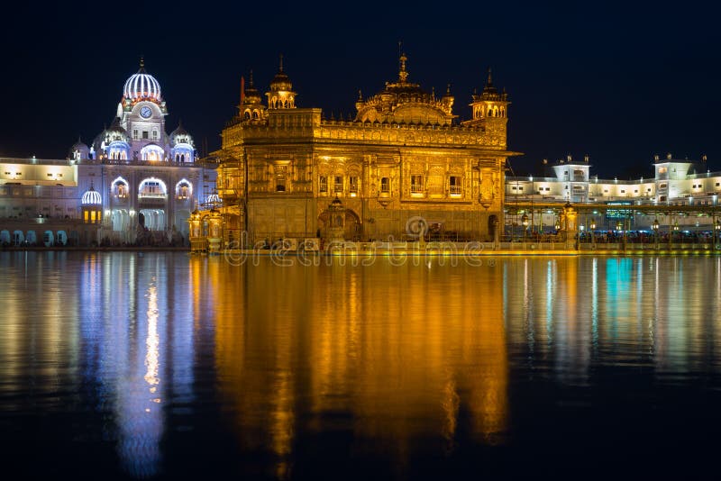Ο χρυσός ναός σε Amritsar, το Punjab, την Ινδία, το πιό ιερές εικονίδιο και τη θέση λατρείας της σιχ θρησκείας Φωτισμένος στη νύχ στοκ φωτογραφία με δικαίωμα ελεύθερης χρήσης