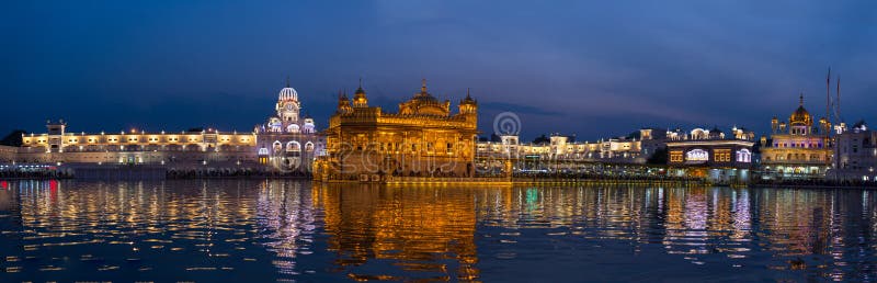 Ο χρυσός ναός σε Amritsar, το Punjab, την Ινδία, το πιό ιερές εικονίδιο και τη θέση λατρείας της σιχ θρησκείας Φωτισμένος στη νύχ στοκ φωτογραφία με δικαίωμα ελεύθερης χρήσης